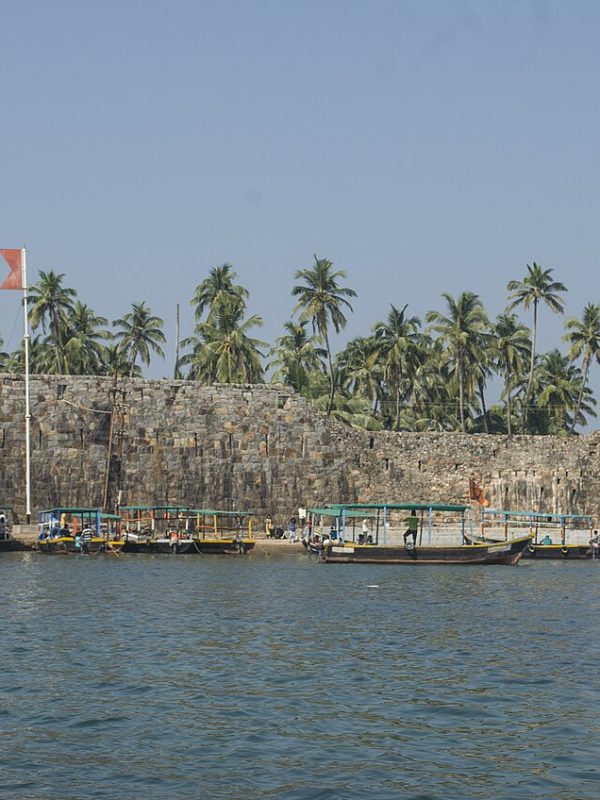 Apparently_hidden_front_gate_of_the_Sindhudurg_Fort
